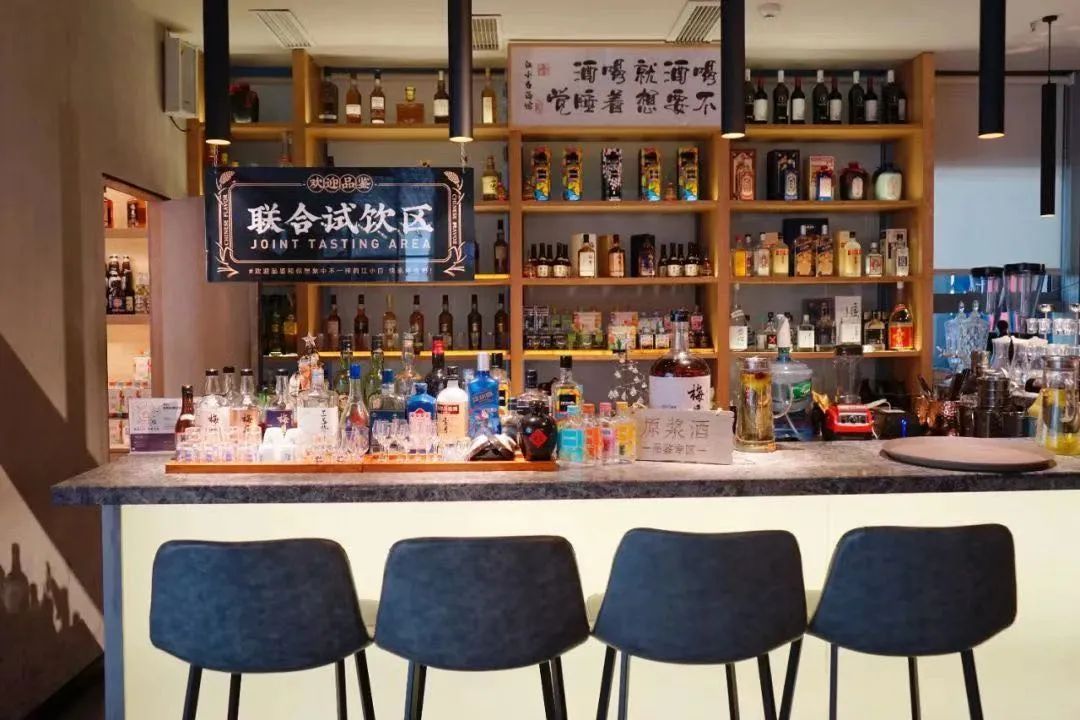  山东知名连锁拉面店老板欠薪跑路；江小白跨界开小酒馆