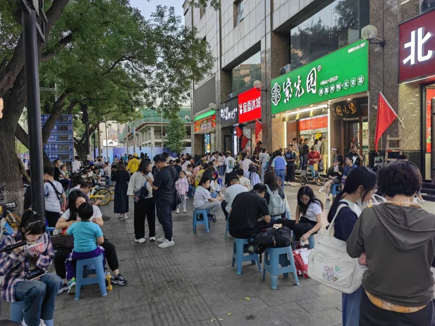 现场直击！双节叠加，多地餐饮消费市场迎小高峰！