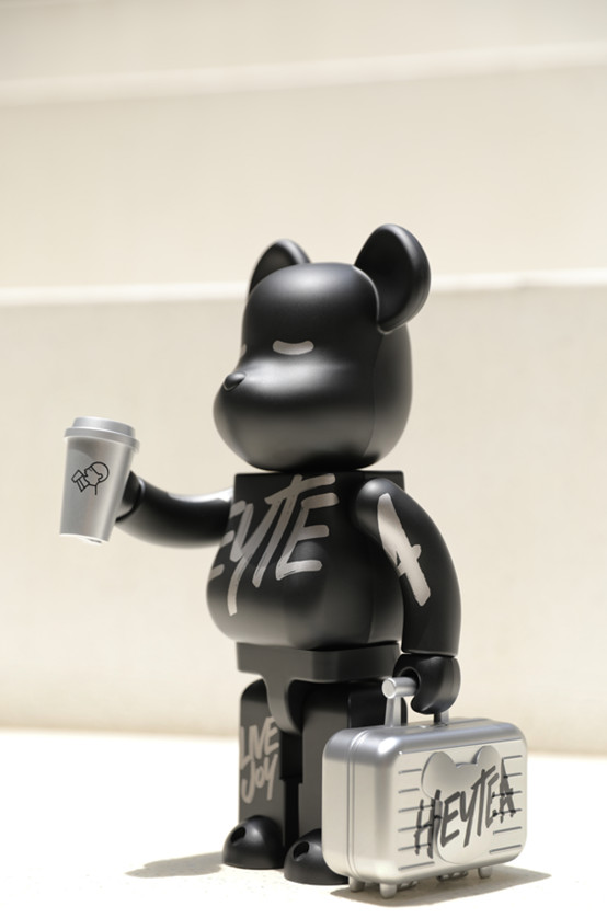 喜茶联动知名潮玩BE@RBRICK，开启酷黑2.0全新潮流体验