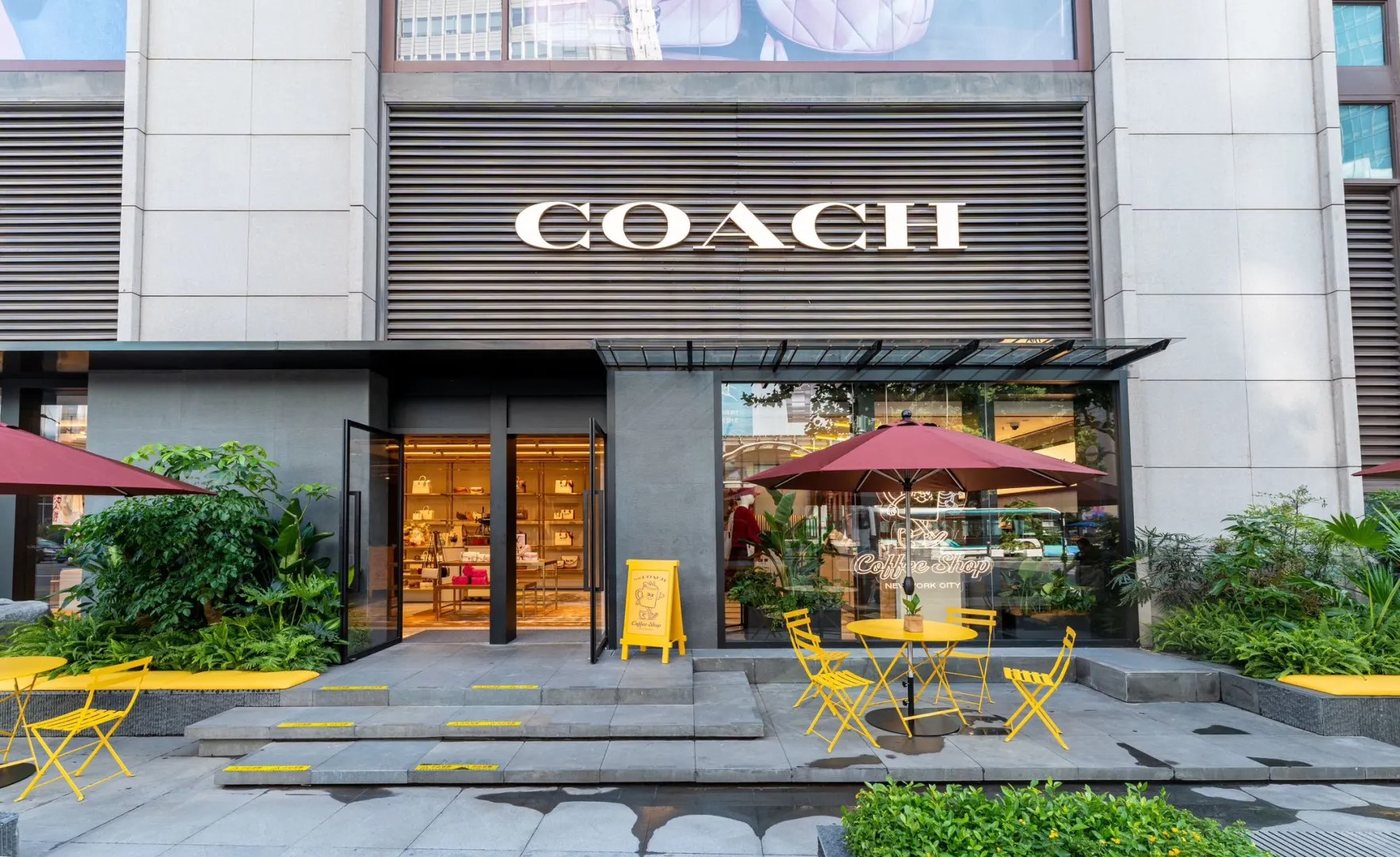 全国首家蔻驰咖啡馆「the COACH Coffee Shop」亮相上海，一杯咖啡最低20元！