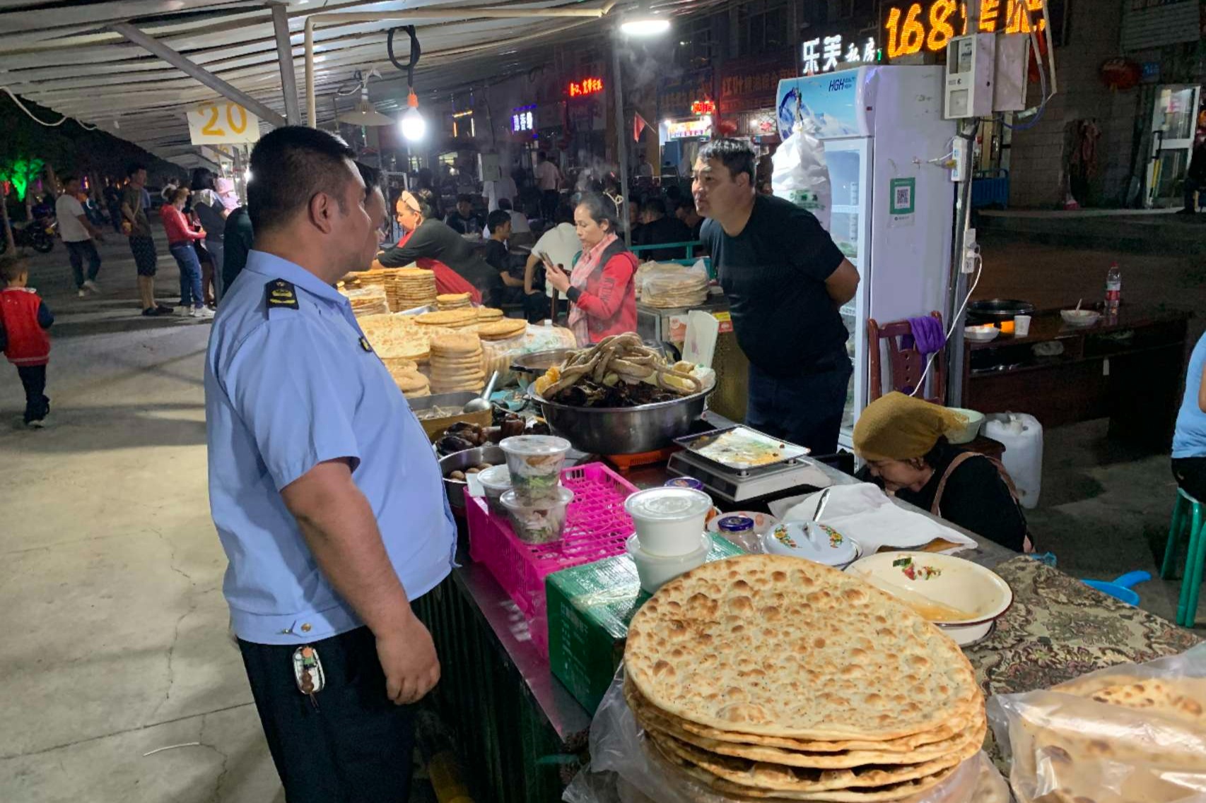 若羌开展夜间市场检查 站好食品安全“夜班岗”